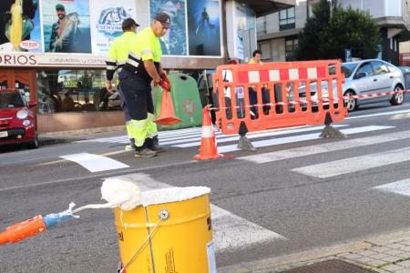 Imaxe O Concello de Ribeira reforza a pintura viaria nos pasos de peóns para garantir a seguridade cidadá