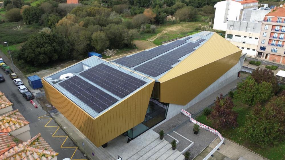 Imagen Ribeira instala paneis solares para avanzar no aforro enerxético e no compromiso ambiental.