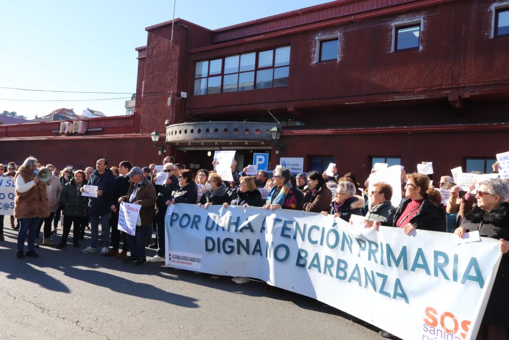 Imagen O goberno ribeirense apoia a veciñanza de Aguiño e solicita que Sanidade cubra todas as vacantes de médicos do concello.