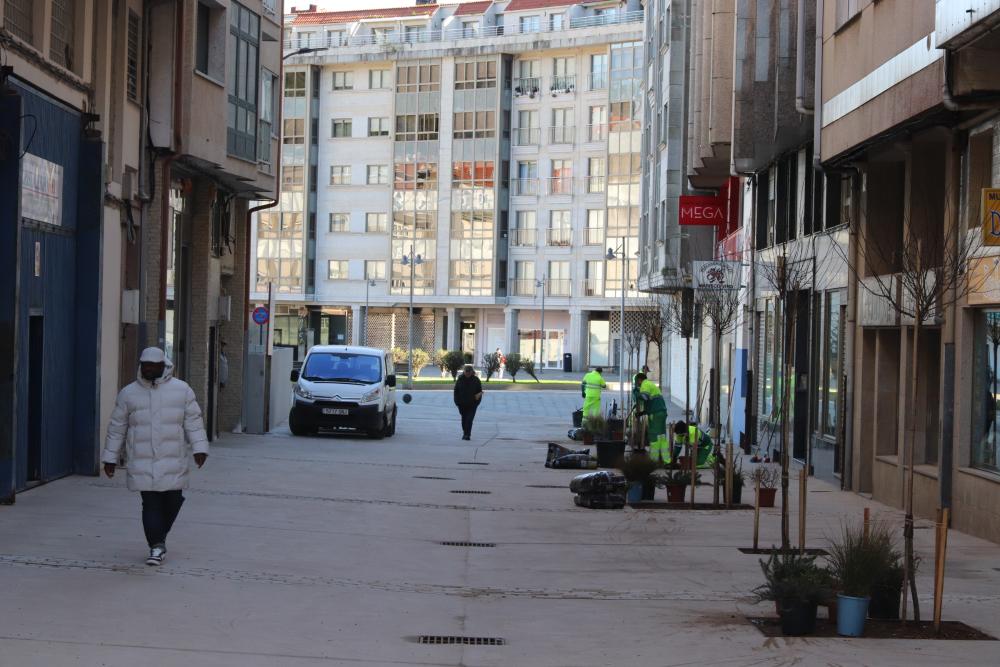 Imagen A rúa Mendiño de Ribeira renóvase con plataforma única e espazos verdes.